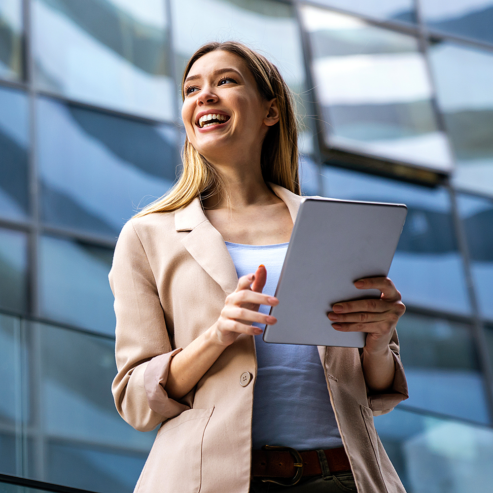 Portrait einer jungen glücklichen Frau Portrait einer jungen glücklichen Business-Frau mit Laptop